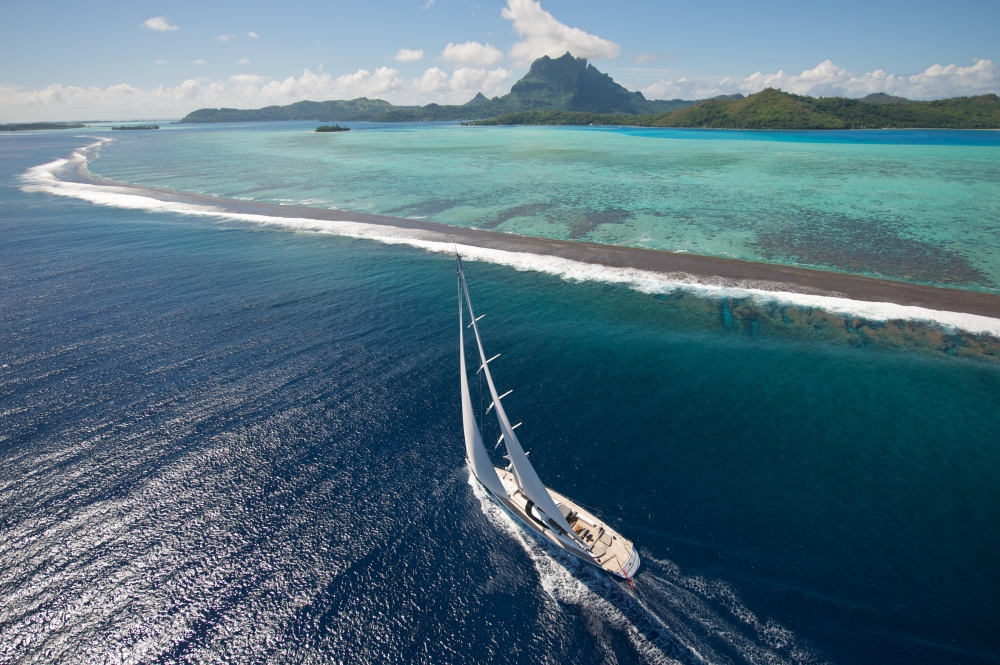 Sailing yacht and reef