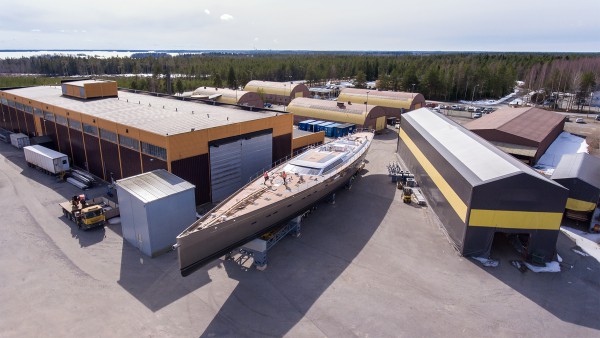 Image for article Oversize load: 54m 'Pink Gin VI' on the road