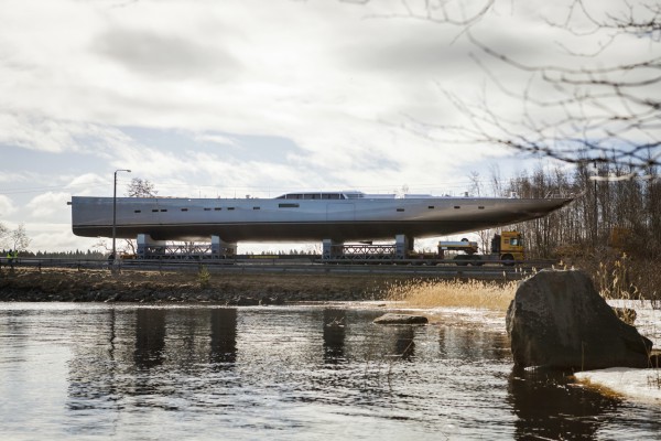 Image for article Oversize load: 54m 'Pink Gin VI' on the road