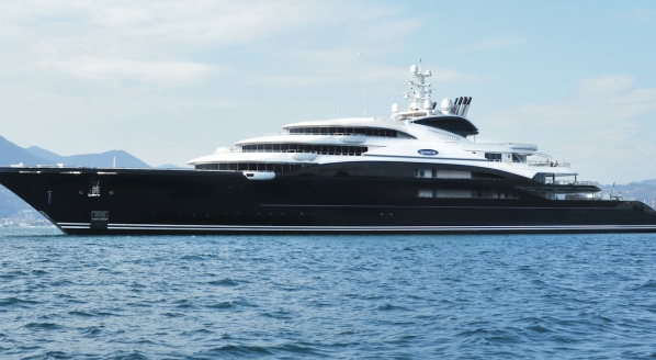 superyacht serene runs aground