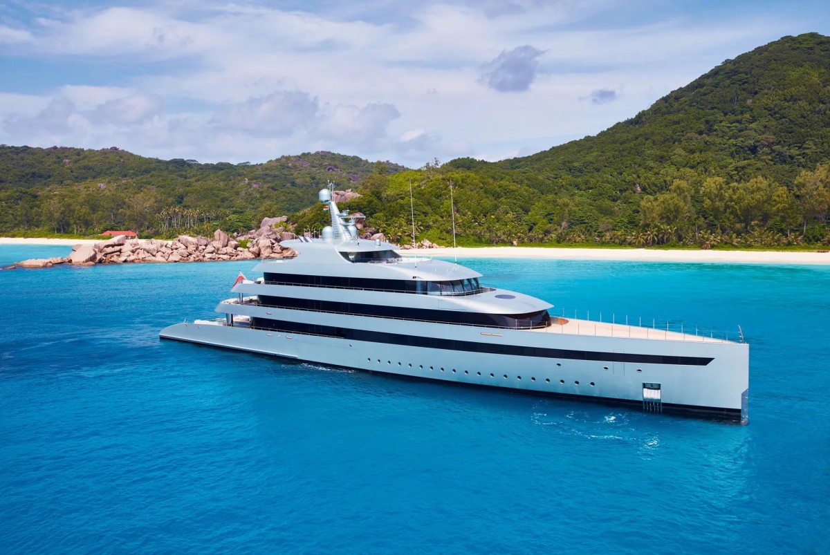 84m hybrid Feadship superyacht Obsidian delivered
