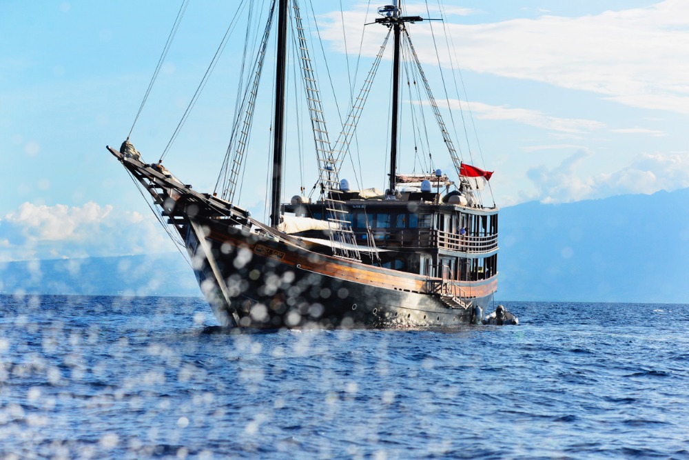 Image for article Owner of S/Y ‘Dunia Baru’ gives back to Indonesia