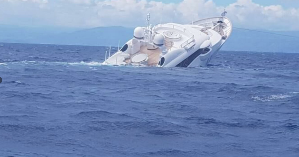 Superyacht sinks Italy