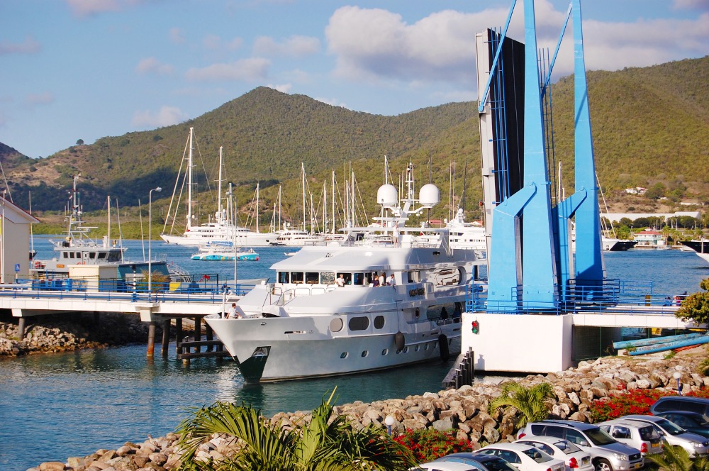 Image for article 43m M/Y Baca hits Simpson Bay bridge